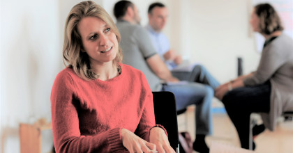 Teilnehmer*innen in einer Kleingruppenarbeit in der Weiterbildung zum Coach für Stressmanagement