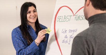 Teilnehmer*in am Flipchart in der Weiterbildung zum Resilienzcoach