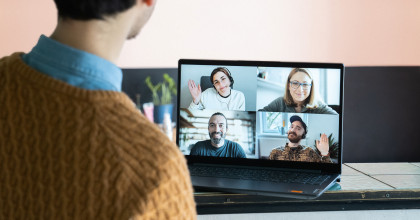 Teilnehmer*innen bei Begrüßung in einem Zoom-Meeting zur Weiterbildung zum Coach für Medienkompetenz