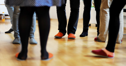 Teilnehmer*innen bei einer Gruppenaufstellung in der Weiterbildung: Systemische Aufstellungen in der Beratungsarbeit